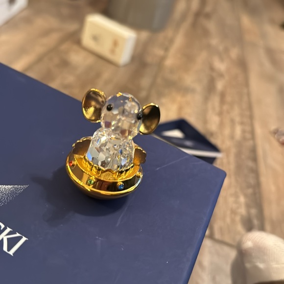 Swarowski mint condition elephant with gold ears. - Picture 3 of 4